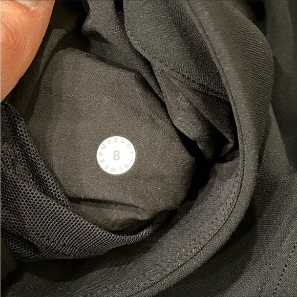 Lululemon Athletica On The Fly Woven 25” Black Pants in Size 8 - Picture 8 of 8